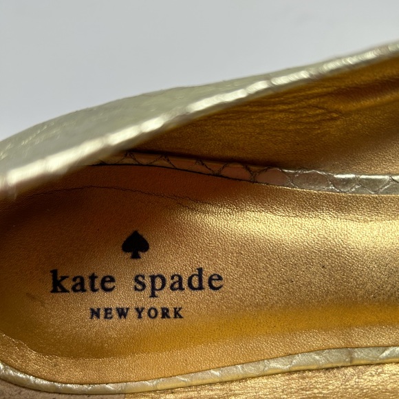 Kate Spade Sz 10 Metallic Gold Snakeskin Peep Toe Pearl Accent Flat Sandal Shoe - Picture 3 of 11